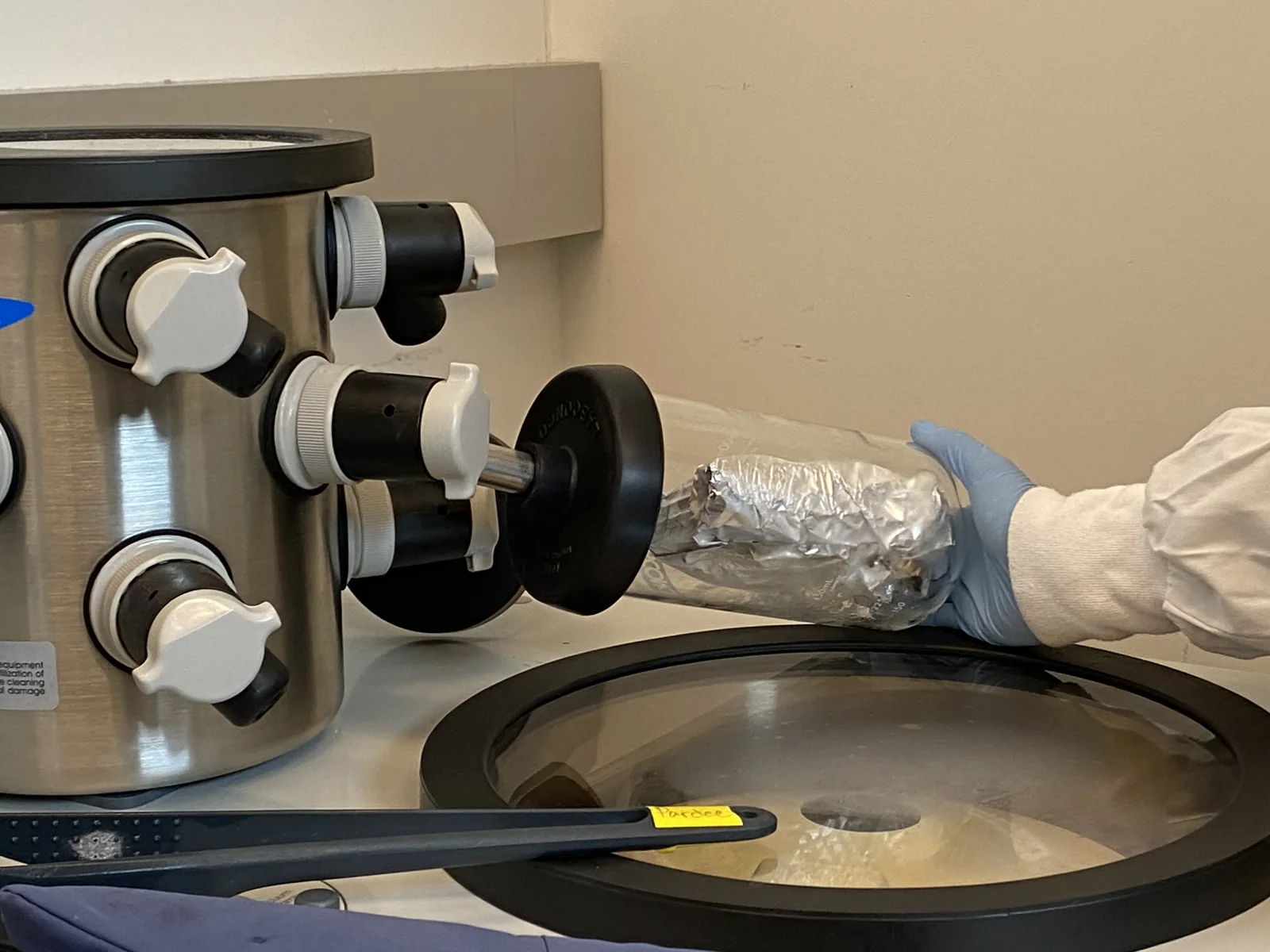 Loading a sample into the freeze dryer